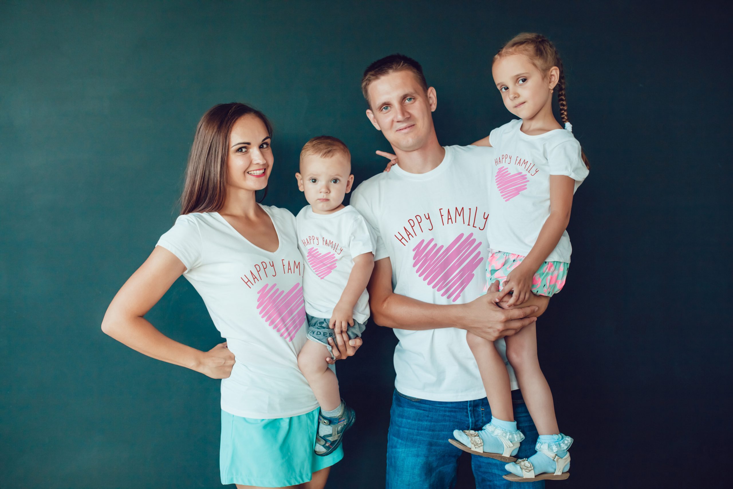parents et enfants avec t-shirt famille