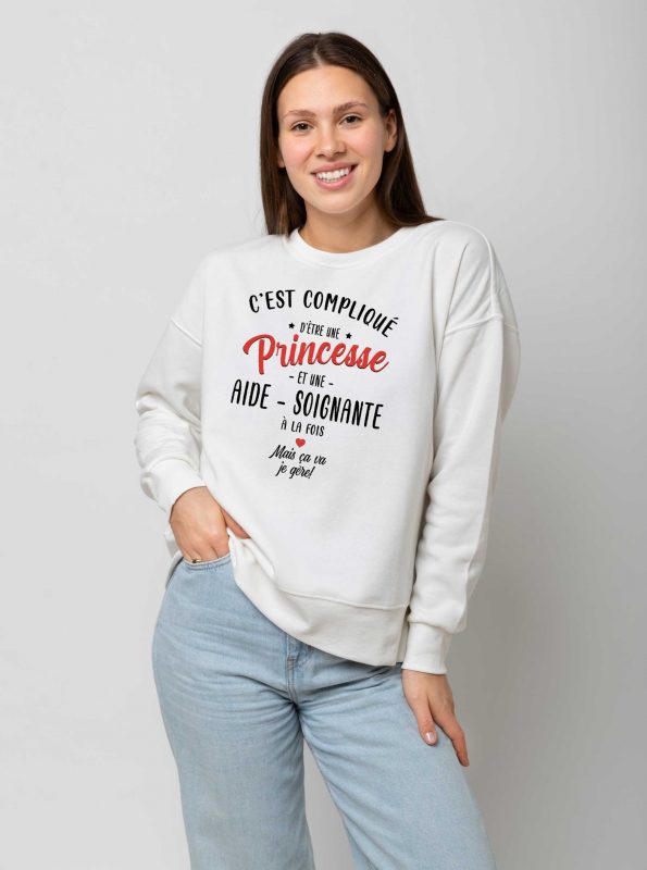 femme avec un pull original blanc femme