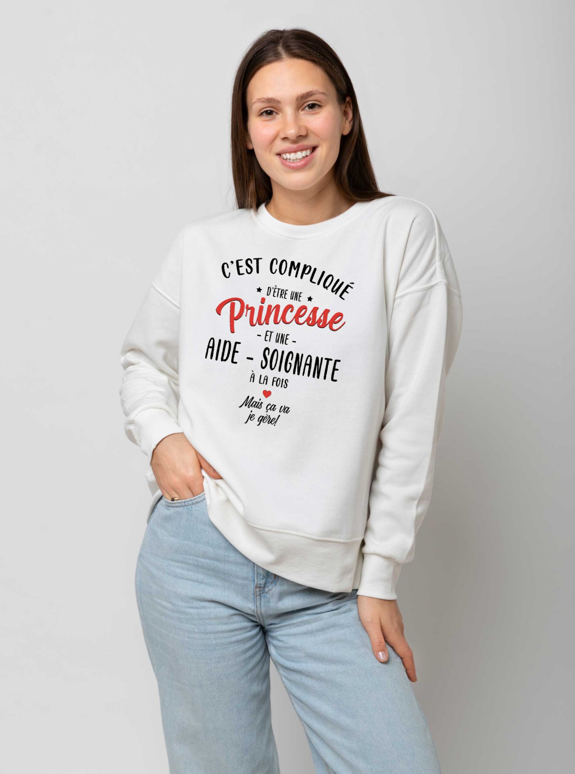 femme avec un pull original blanc femme
