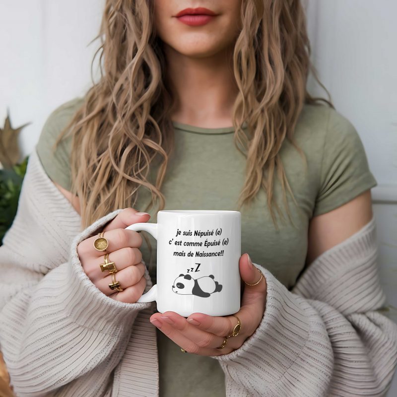 femme avec mug " je suis n' epuisé"