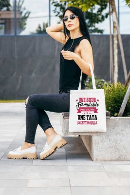 femme avec un tote bag tissu