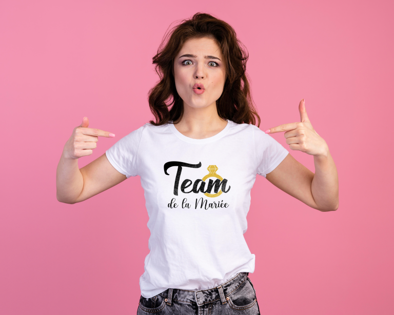 Femme avec t-shirt Team de la mariée