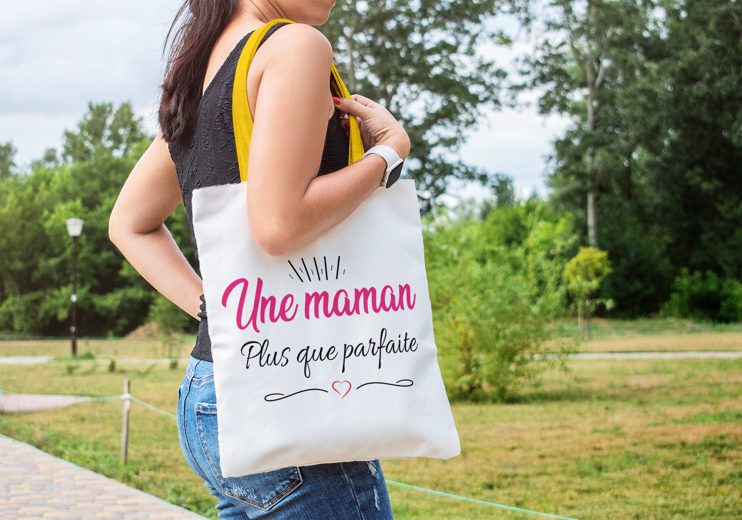 Femme avec un tote bag "maman"