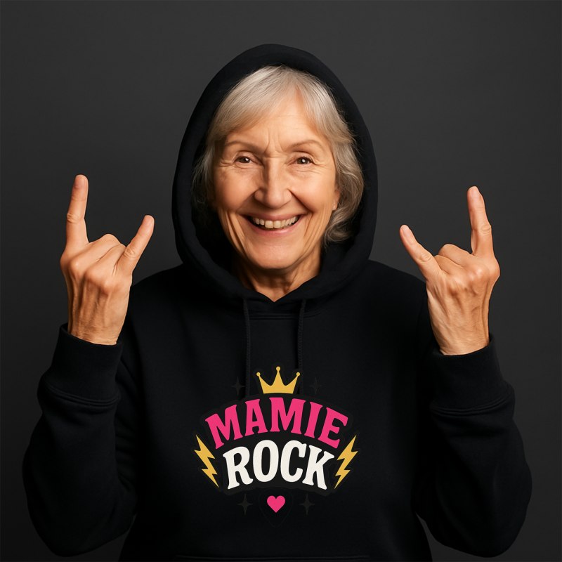 Femme avec un sweat personnalisé "mamie rock"